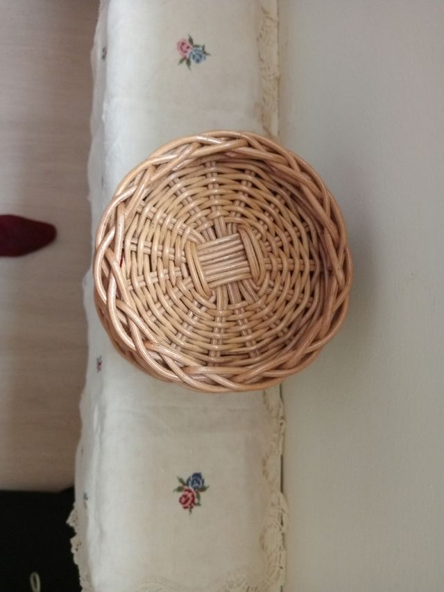 Macetero antiguo de mimbre fuerte..