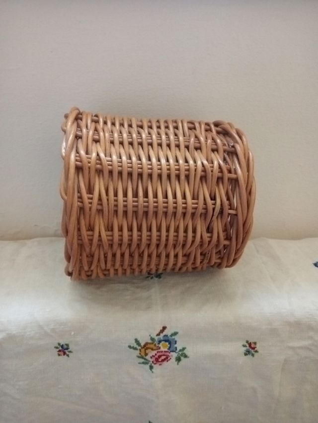 Macetero antiguo de mimbre fuerte..