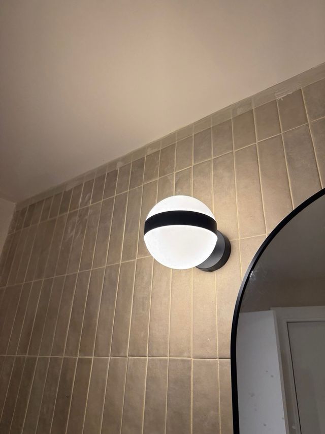 Aplique Anasol de metal con acabado negro