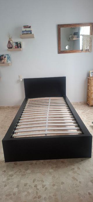 Cama con funda edredón y cojín