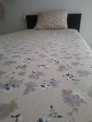 Cama con funda edredón y cojín