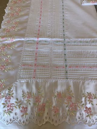 Sábana con nervios y tira bordada