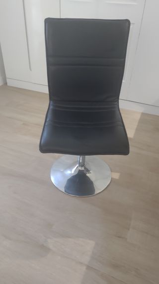 Silla giratoria negra