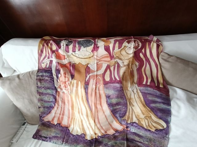 Pañuelos seda natural pintados a mano.