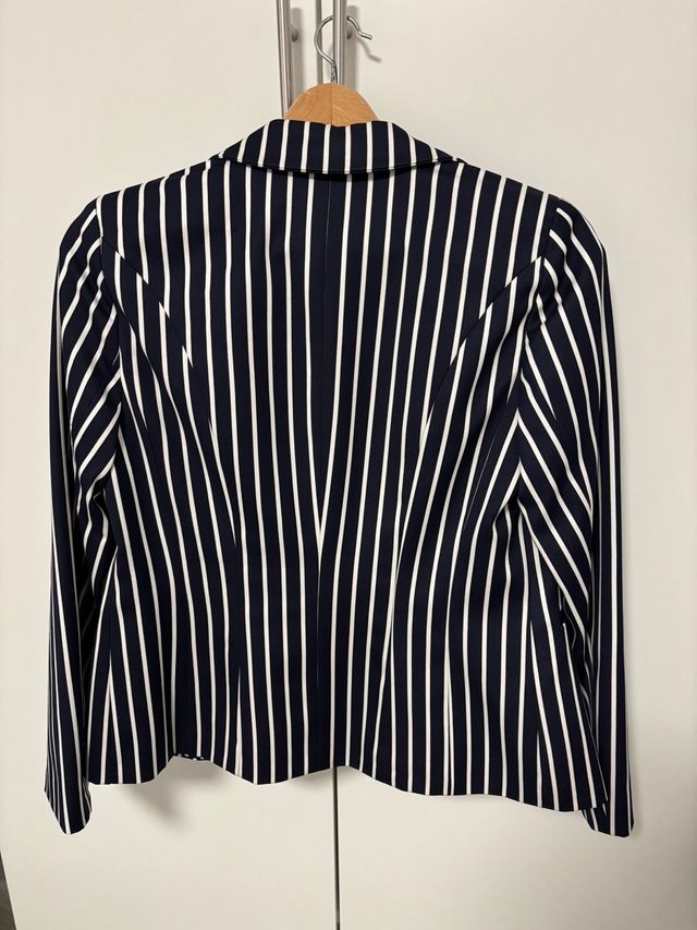 Americana de rayas azul y blanca