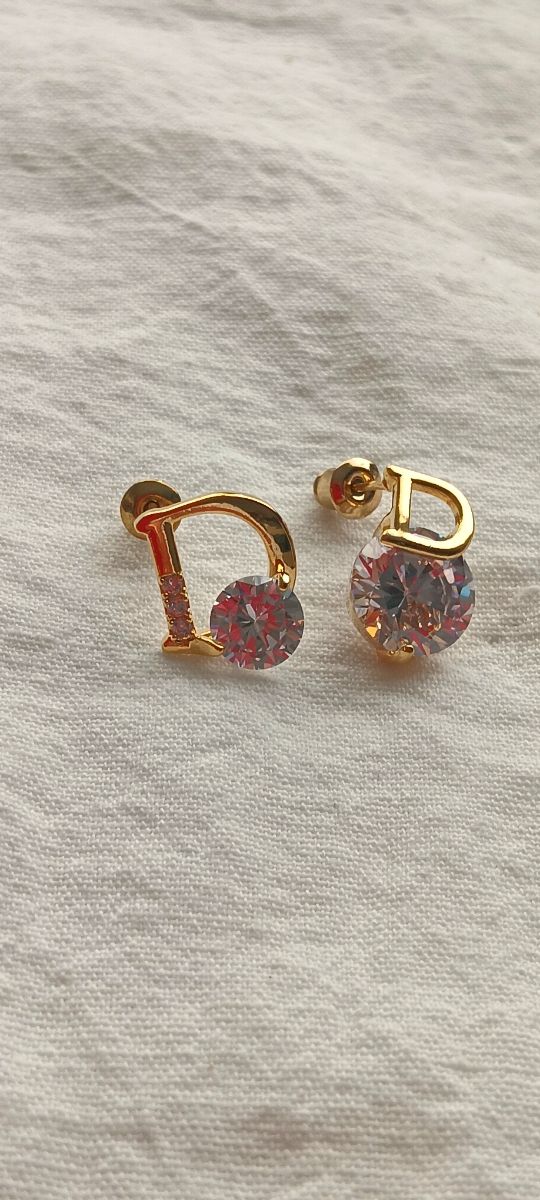 Pendientes asimétricos dorados