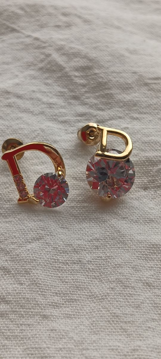 Pendientes asimétricos dorados