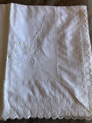 Sábana bordada con tira bordada