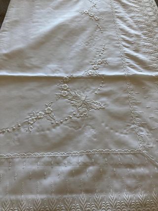 Sábana bordada con tira bordada