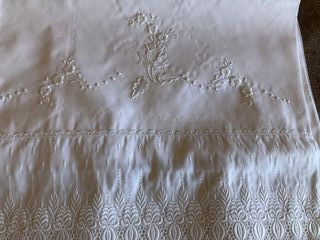 Sábana bordada con tira bordada