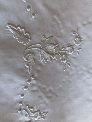 Sábana bordada con tira bordada