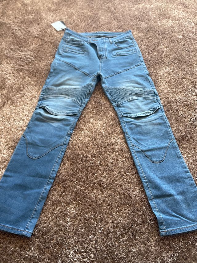 Pantalon vaquero motorista 