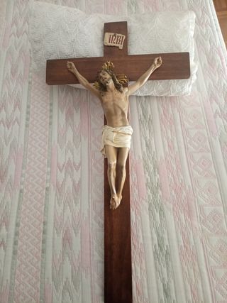 Crucifijo con cruz de madera
