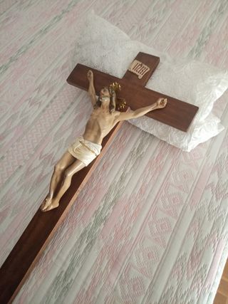 Crucifijo con cruz de madera
