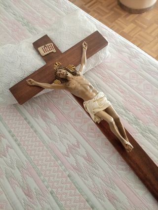 Crucifijo con cruz de madera
