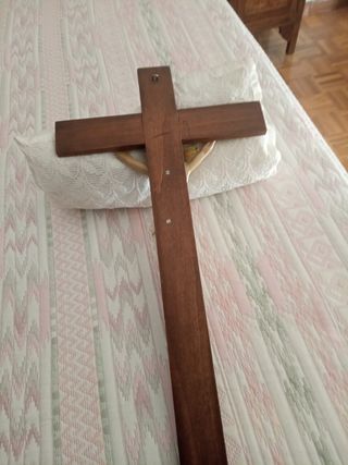 Crucifijo con cruz de madera
