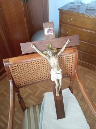 Crucifijo con cruz de madera
