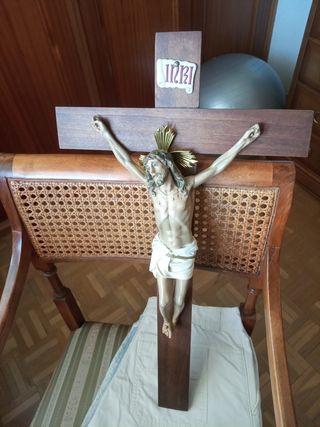 Crucifijo con cruz de madera
