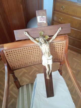 Crucifijo con cruz de madera
