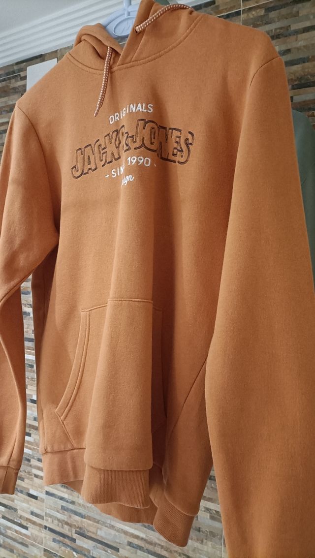 Sudadera naranja con capucha