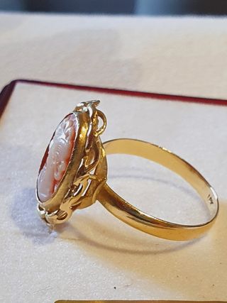 Anillo de oro de 18 kilates .