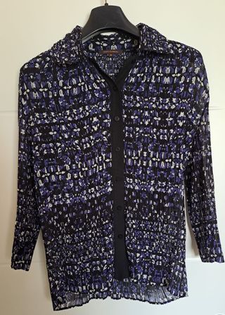 Blusa Adolfo Domínguez crinkle, negra estampada