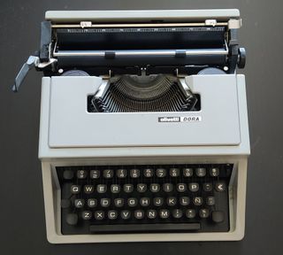 MÁQUINA DE ESCRIBIR - Olivetti Dora