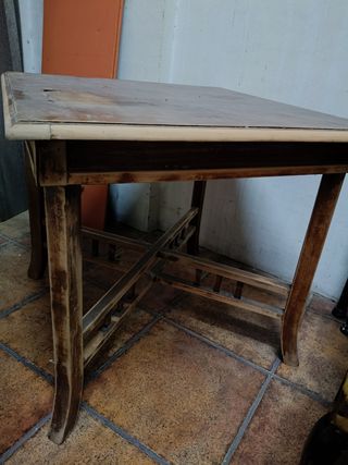 Mesa madera maciza.