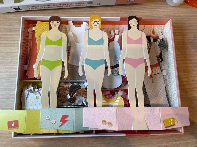 Le grand dressing. Paper doll