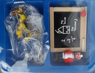 Giocattoli e altri accessori per case delle bambole in miniatura