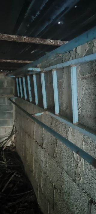 Escalera de hierro de 5 metros de altura