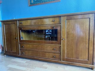 Elegante aparador madera cerezo.