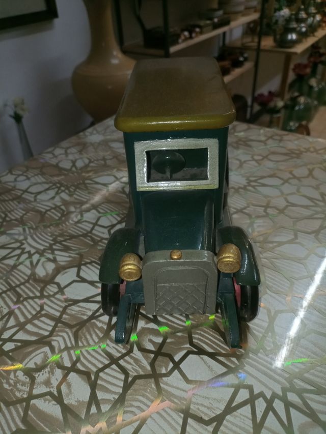 Coche de madera antiguo