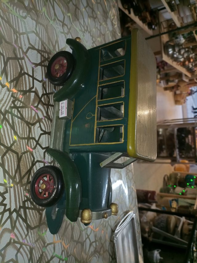 Coche de madera antiguo