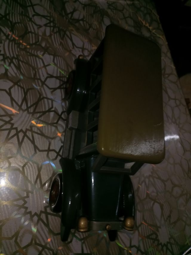 Coche de madera antiguo