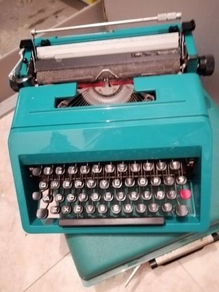 Máquina de escribir Olivetti Vintage. Caja verde