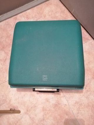 Máquina de escribir Olivetti Vintage. Caja verde