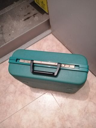 Máquina de escribir Olivetti Vintage. Caja verde
