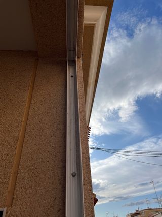 Reja blanca para puerta