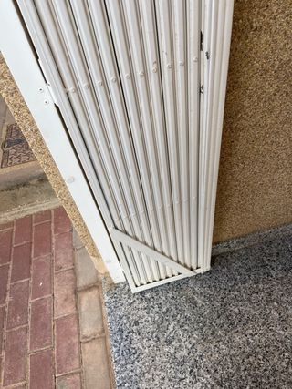 Reja blanca para puerta