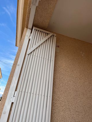 Reja blanca para puerta