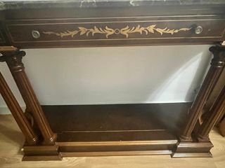 Aparador recibidor  clásico con mármol madera.