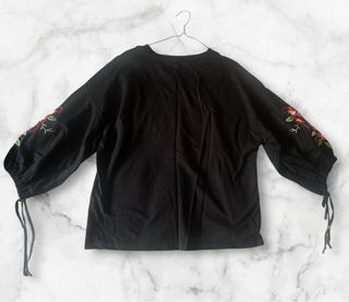 Sudadera bordada Zara