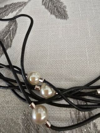 Collar de cuero con perlas entrelazadas. Llamativo