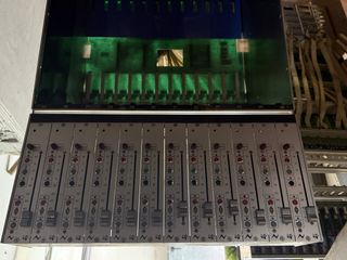 24 faders de neve