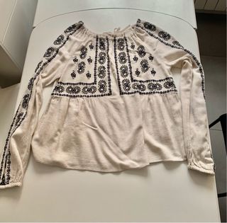 Blusa Zara con bordados S/M