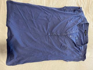 Camiseta azul oscura con botones Massimo Duti