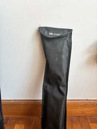 Violin electrico nuevosin uso le falta una cuerda y regalo atril