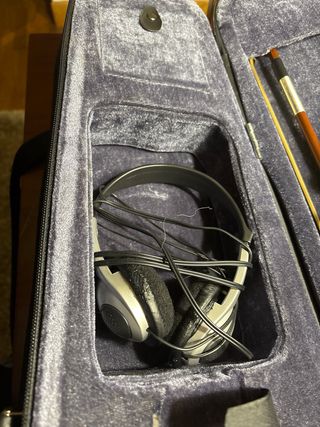 Violin electrico nuevosin uso le falta una cuerda y regalo atril