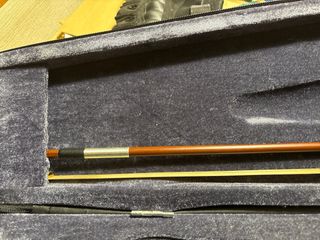 Violin electrico nuevosin uso le falta una cuerda y regalo atril